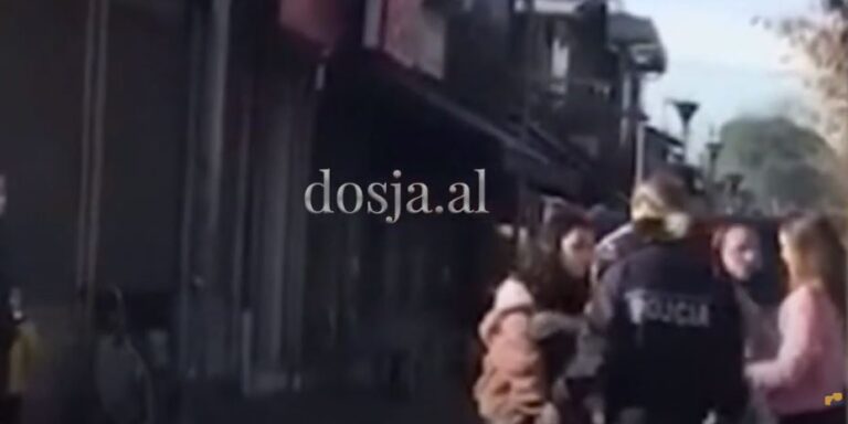 Ndodh në Tiranë/Efektivja e policisë qëllon me shpullë vajzën pa maskë (VIDEO)