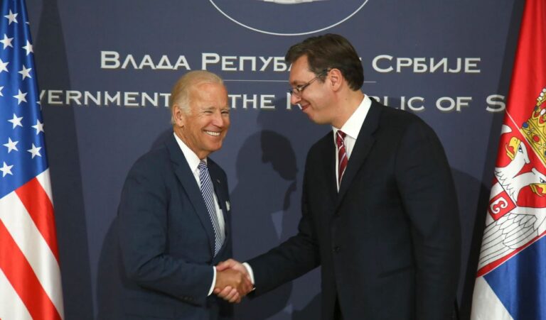 Presidenti Biden i kërkon njohjen e Kosovës, Vuçiç e ”sfidon” me qëndrimin