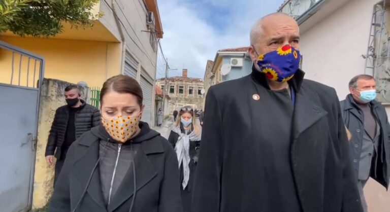 Vaksinimi i të moshuarve në azil! Rama-zonjës: Ke marrë vesh që do vija unë e je bërë si nuse