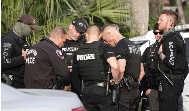 Vret dy agjentët e FBI-së, më pas kryen vetvrasje