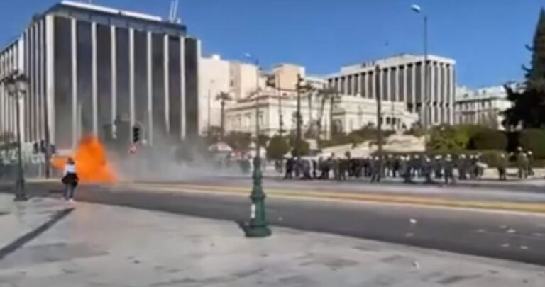 Gaz lotsjellës dhe flakë, agravohet protesta nga të rinjtë (VIDEO)