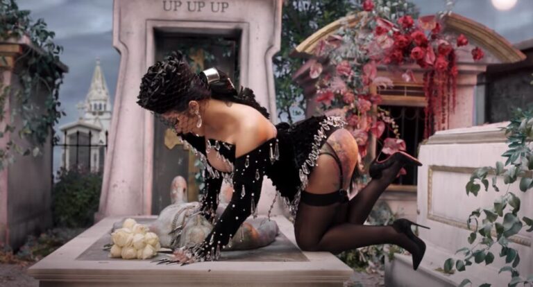 Cardi B provokon me këngën e re, kërcim dhe puthje me vajza (VIDEO)