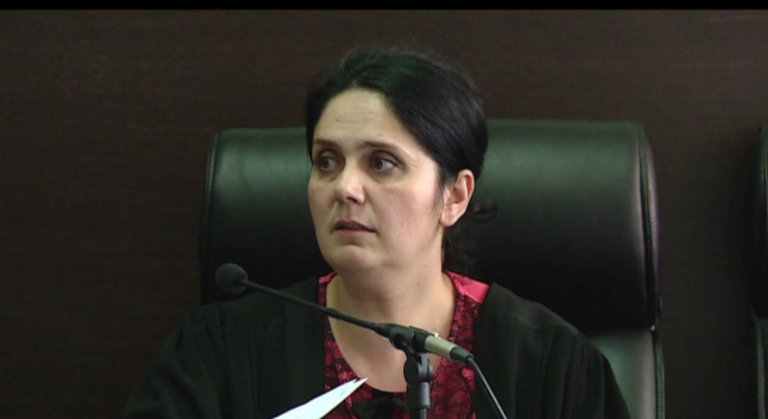 U arrestua për korrupsion, gjyqtarja Enkeleida Hoxha shoqërohet në Prokurori për t’u marrë në pyetje