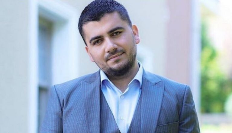 Ermal Fejzullahu “thumbon” hapur politikanët