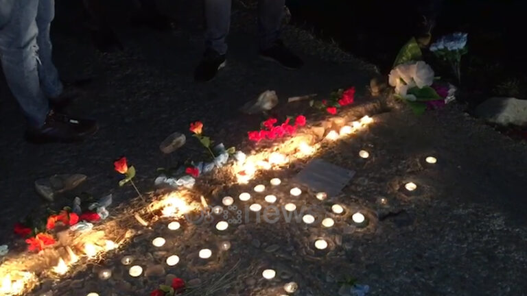 Kolegët ndezin qirinj dhe vendosin lule në vendin ku humbën jetë dy elektriçistët e OSHEE