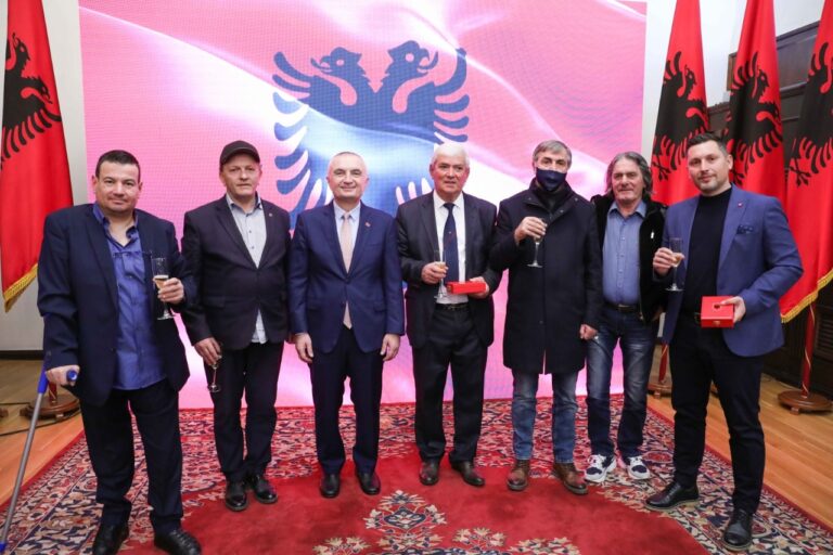 Presidenti Meta dekoron 4 futbollistë të Dinamos dhe të Shqipërisë: Shembull frymëzimi e krenarie kombëtare!