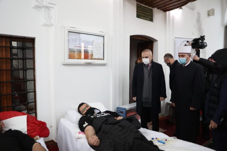 Dhurimi i gjakut në Myftininë e Korçës, Meta: Mirënjohje për imamët dhe rinisë për kontributin human
