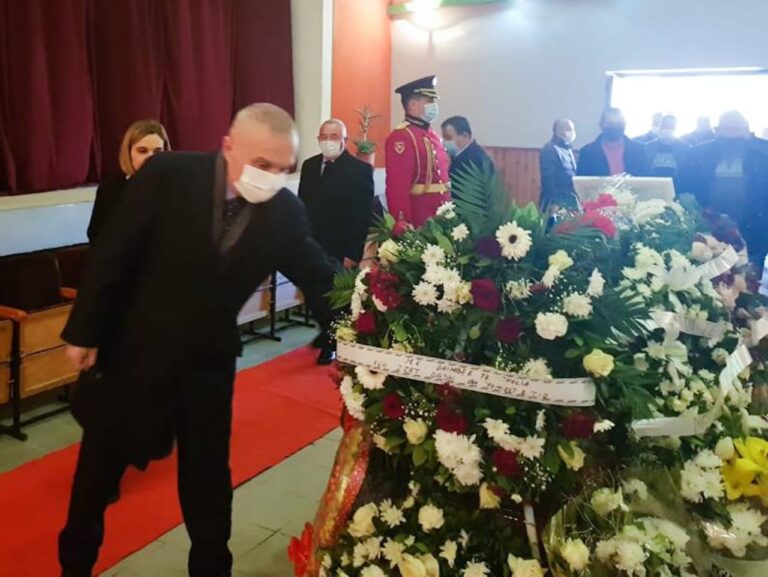 Homazhet për mjekun Nonaj/Presidenti Meta: E meritonte këtë përcjellje plot mirënjohje dhe diell