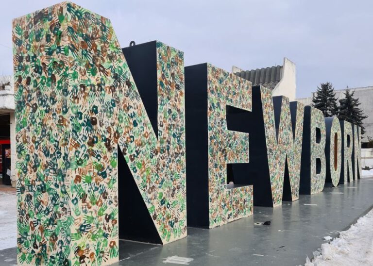 Mesazhet e “NEWBORN”/Monumenti i pavarësisë së Kosovës, mbështetje për luftën e UÇK-së