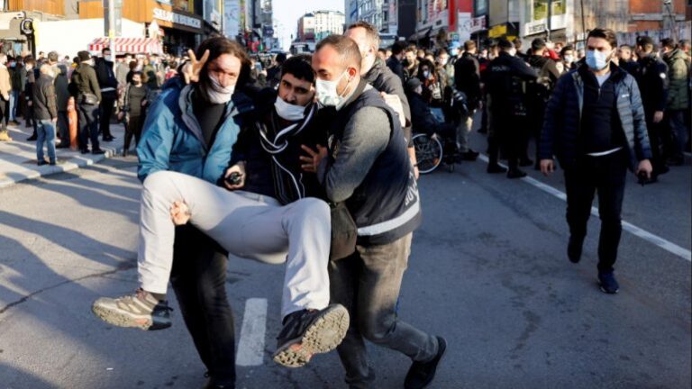 Studentët turq në protestë, policia vijon arrestimet