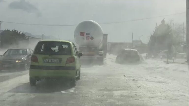 Pas borës Shqipëria ”ngrin”, bllokohen zonat malore