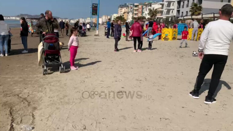 Harrohet Covid-19, plazhi i Durrësit mbushet plot
