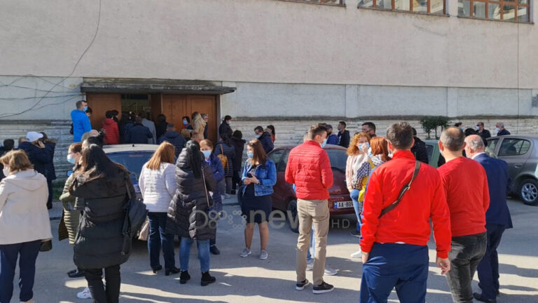 Vaksinimi në Vlorë, bluzat e bardha shkelin masat anti-covid