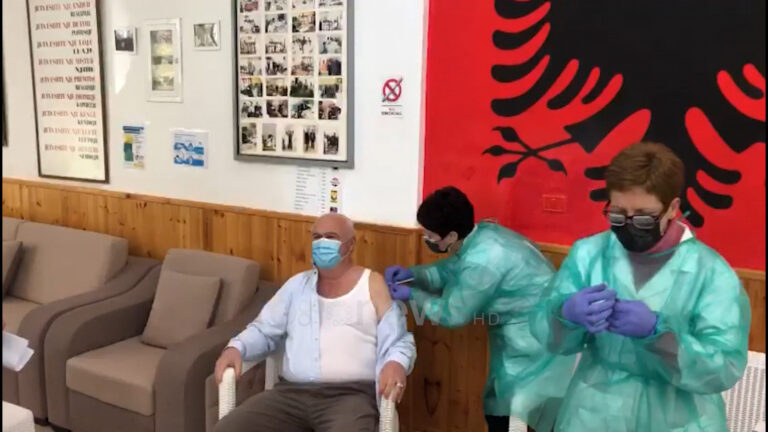 Vaksinimi nis edhe në Fier e Gjirokastër, vijon procesi edhe në Shkodër