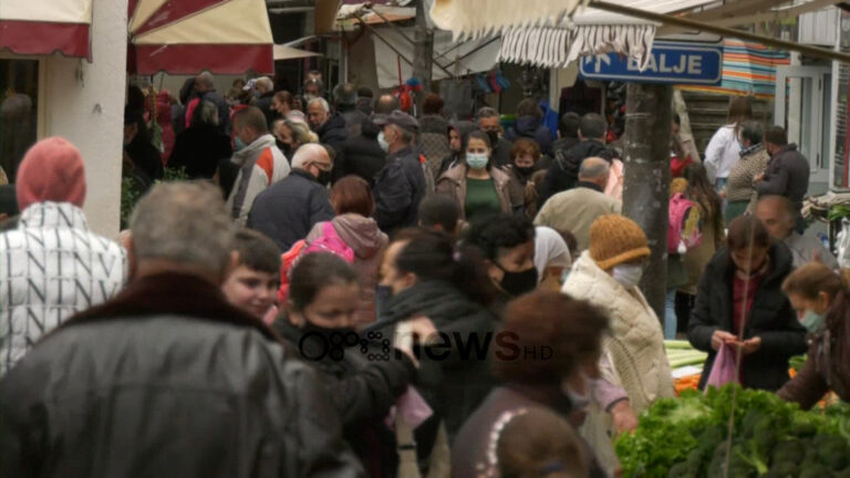 Pa maska e distancë/ Tregu i Kombinatit plot me njerëz, qytetarët: Qeveri karnavale, nuk prish qejf për vota