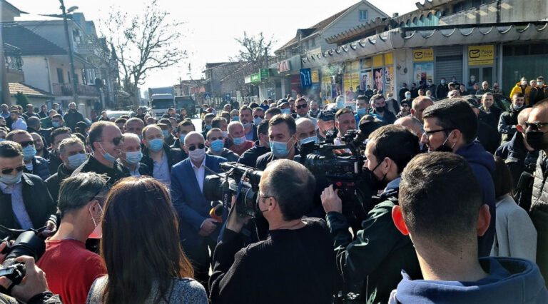 Kthehet qetësia në Tuz, Gjeloshaj njofton lirimin e të arrestuarve dhe merr përsipër gjobat: Malësinë nuk mund ta përulë askush!