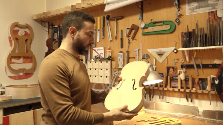 “Është shumë e vështirë të shesësh një violinë në Shqipëri” Erli Gurra tregon pse vazhdoi ëndrrën e gjyshit