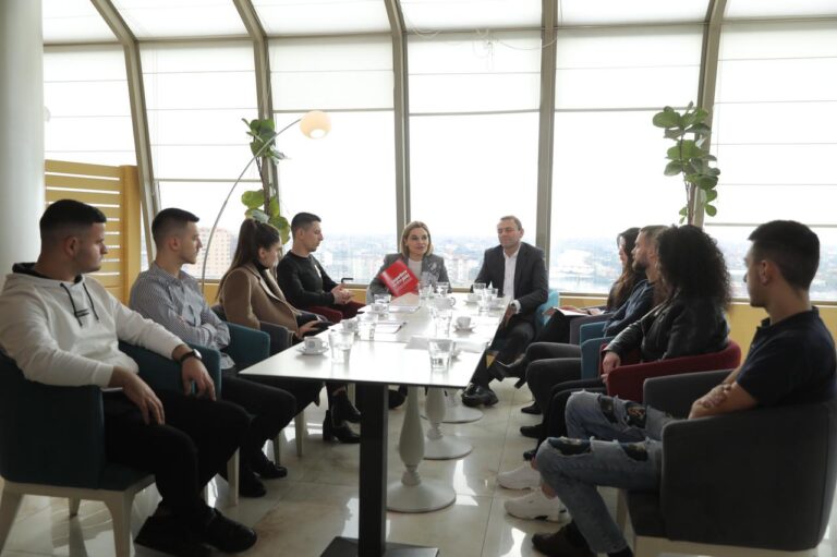 Kryemadhi takim me të rinjtë në Lezhë: Rama po sulmon BE dhe SHBA
