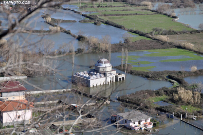 Uji nuk kursen as xhaminë historike në Shkodër (FOTO)