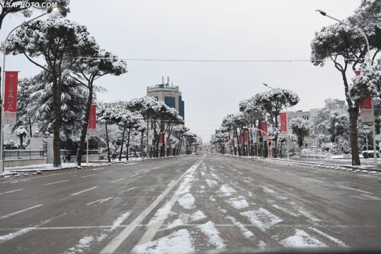 Borë në Tiranë/Probleme me qarkullimin e mjeteve, zonat në periferi të bllokuara
