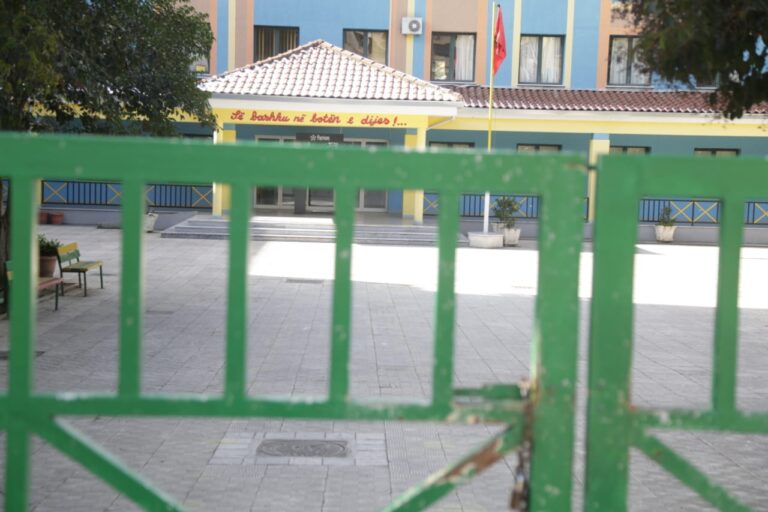 Me të nxehtin përvëlues, nxënësit e klasave të nënta mbyllin provimet e lirimit