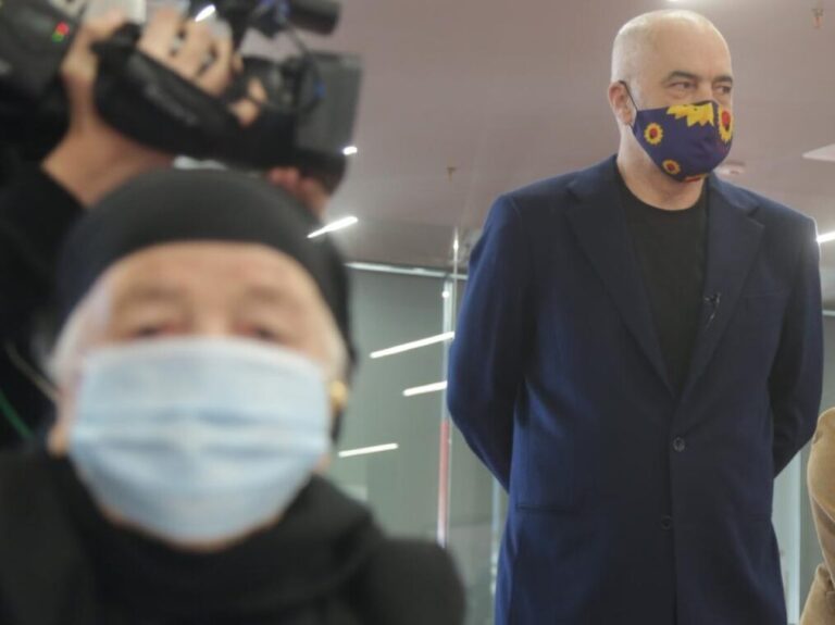 Vaksinimi i personaliteteve, fushatë me kamera ndezur. Rama: Ishim live ne tani?