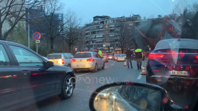 Aksident në bulevardin “Dëshmorët e Kombit”, makina përplas motoristin