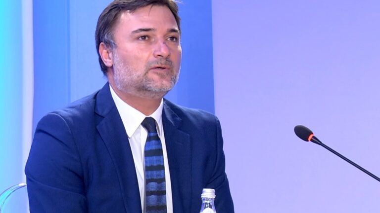“26 prilli të nisë i mbarë”, Enkelejd Alibeaj: Ka ardhur koha që të përndjekurit, demokratët e shqiptarët e ndershëm t’i japin fund regjimit