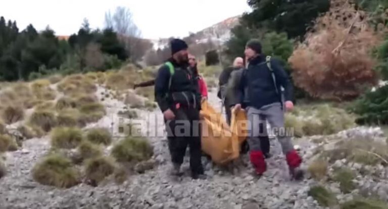 Momenti kur transportohet nga alpinistët e Gjirokastrës i riu që u dëmtua pas rrëshqitjes në malin e Murganës (VIDEO)