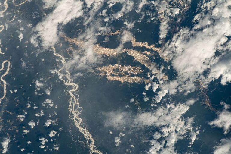 Fotot e rralla të NASA zbulojnë ‘lumenjtë e artë’ të Amazonës
