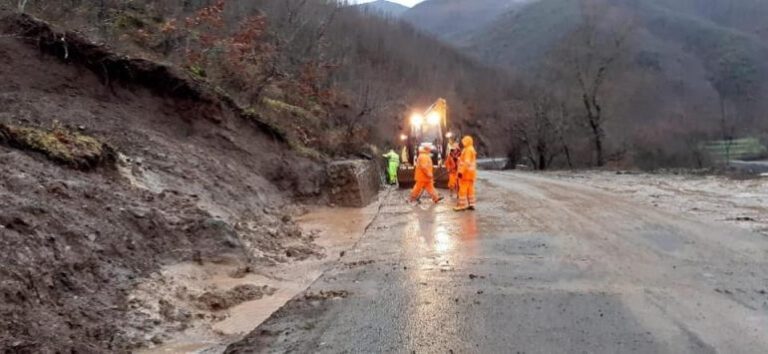 Moti i keq. ARRSH njofton se si paraqitet situata në rrugë, ja ku duhet pasur kujdes