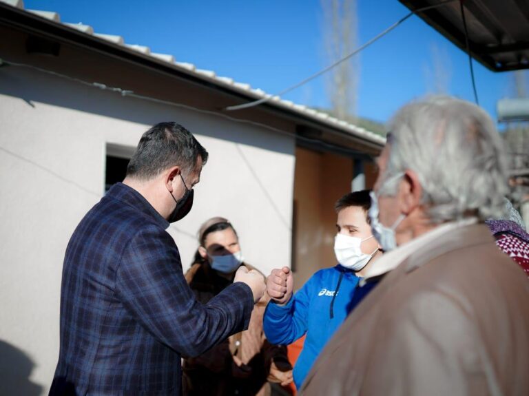 Stuhia i dëmtoi banesën, Balla takon 12-vjeçarin me aftësi ndryshe në Elbasan