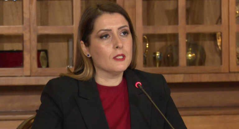 Pse sjellin familjarët ushqime? Manastirliu: Është një kanal komunikimi, pacientët trajtohen me dieta nga mjekët