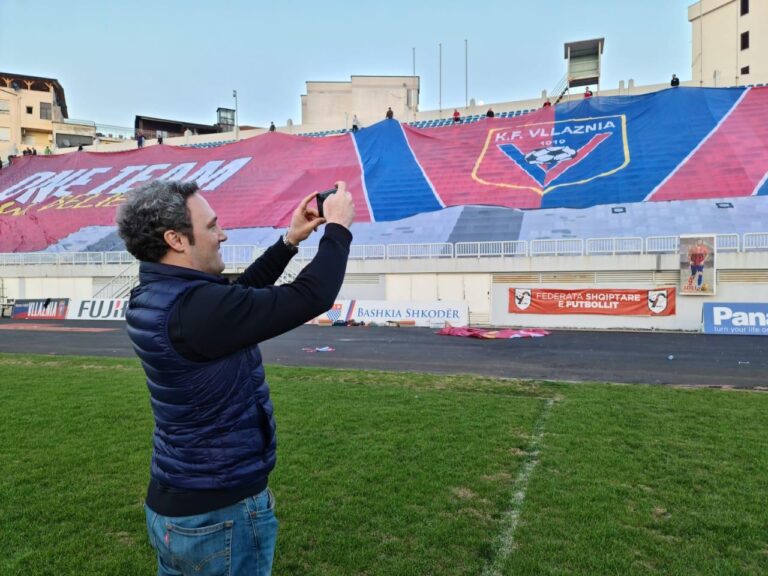 Dhurata e veçantë e ish-deputetit për Vllazninë. Ja përmasat e banderolës gjigande që veshi “Loro Boriçin”