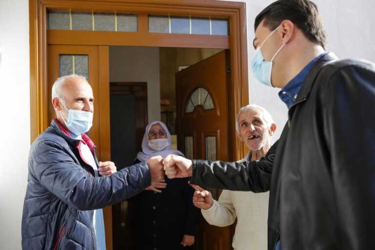 Basha viziton familjen në nevojë në Lundër: Qeveria jonë do të mendojë për njerëzit. Më 25 prill fiton Shqipëria