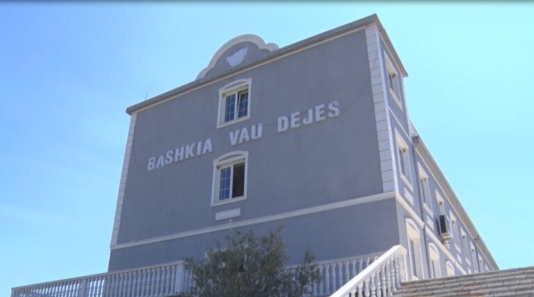 PD denoncon punësimet në bashkinë e Vaut të Dejës: Shoferi, kushëri i Babanit, mori 16 rroga pa punuar fare