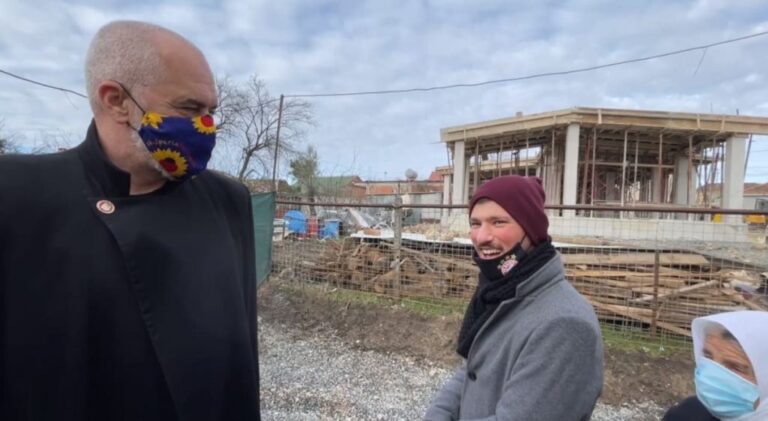 “Ku merr vesh ti nga e djathta e nga e majta?” I riu nxjerr bllof Ramën: Jam skulptor në Akademinë e Arteve, jam një shkallë më lart se ty!