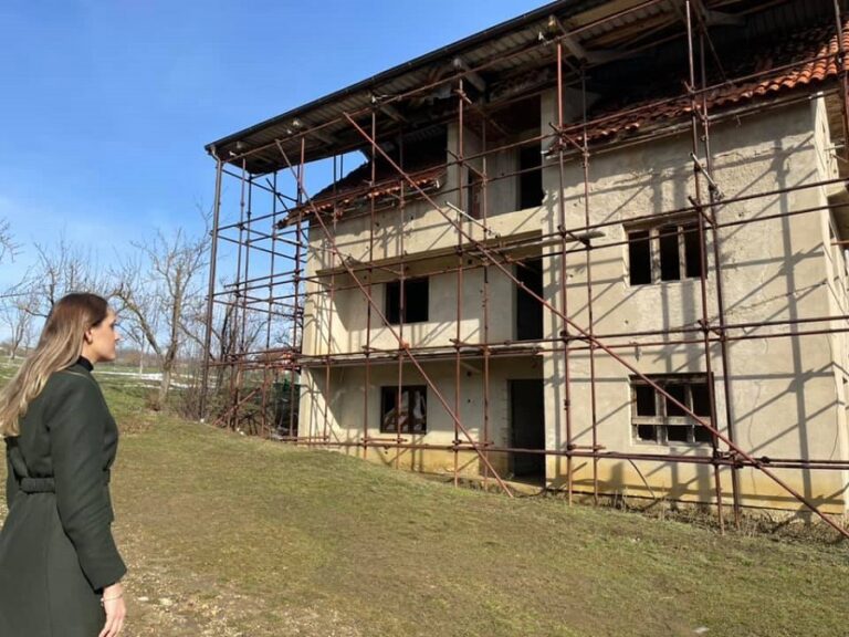 “Këtu, ku gjylja e topit në gjoks tu shkri…”, Besarta prek me dedikimin për heroin Hamëz Jashari