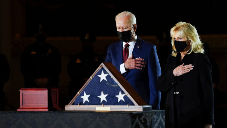 Humbi jetën në Capitol, Biden dhe Zonja e Parë përulen përpara hirit të oficerit amerikan