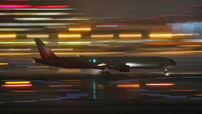 Aeroplani Boeing 777 bën ulje emergjente në Moskë pas problemit me motorin
