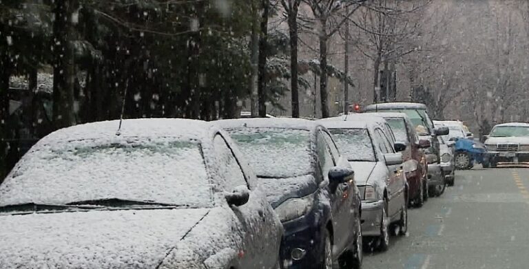 Tirana pret borën pas katër vitesh. Reshjet nisin gjatë natës e vijojnë deri paraditen e së dielës