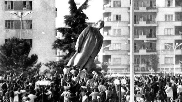 Sot 30 vite nga rrëzimi i bustit të diktatorit Enver Hoxha (Foto)