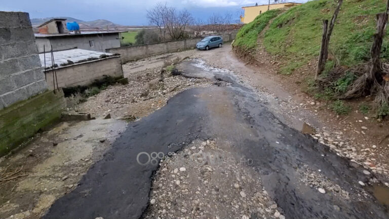 Fier, ankohen banorët: Lekët i marrin por rrugët i lanë me baltë e ujë