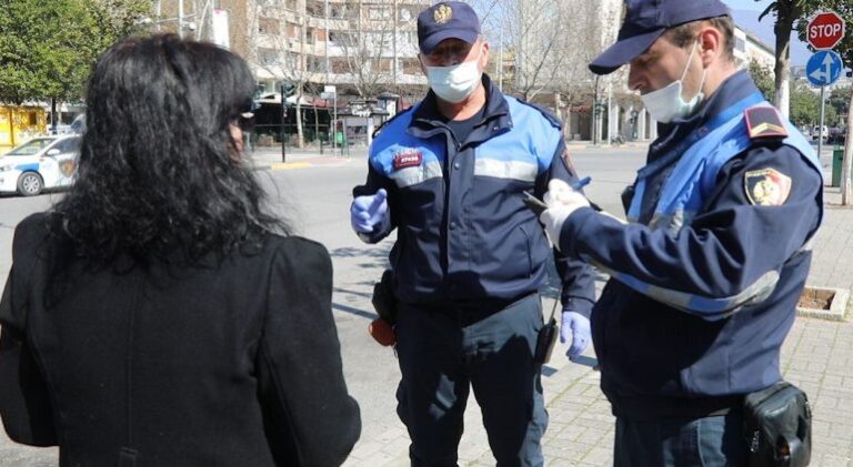 Shkelin orarin policor dhe nuk mbajnë maskën, policia dënon 2263 qytetarë