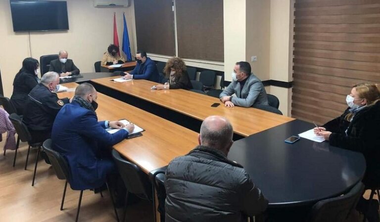 Shifrat e larta të Covid-19 në Durrës/ Shtohen kontrollet në shkolla, fasoneri, call-center e kafene