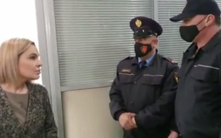 ”Mos u bëni ushtarë të Taulantit”, Kryemadhi përplaset me policinë në Elbasan (VIDEO)