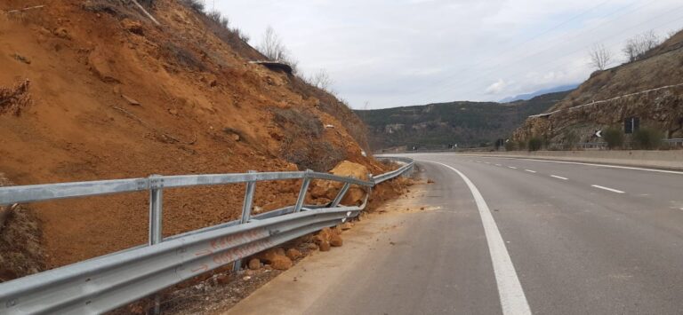 Rrëshqet masivi i dheut në afërsi të autostradës Tiranë-Elbasan, dëmtohen barrierat, në rrezik disa banesa (Foto)
