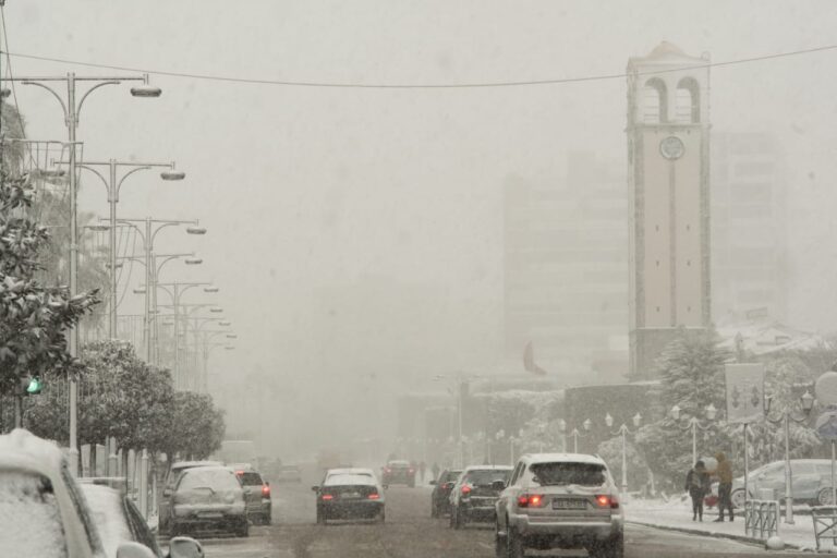 Skena komike qeveritare mes tragjedisë së mbrëmshme ku mijëra njerëz u bllokuan në rrugë