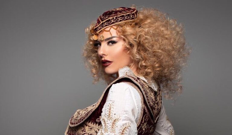 Veshjet tradicionale mahnisin Eurovisionin: Anxhela përshëndet shqiptarët në botë