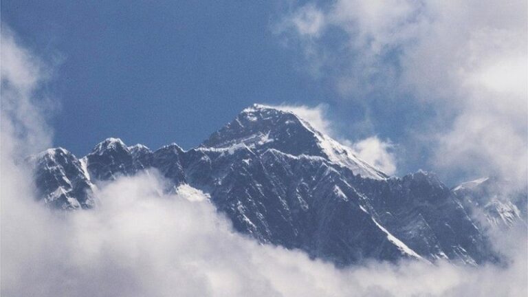 Arrestohen dy alpinistë së bashku me ekipin pasi u vërtetua se kishin gënjyer për ngjitjen në majën e Everestit